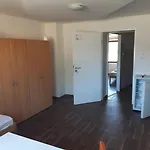 2-rent Group Rooms&apartments Eve168 Albergue *