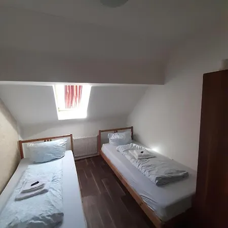 2-rent Group Rooms&apartments Eve168 Auberge de jeunesse