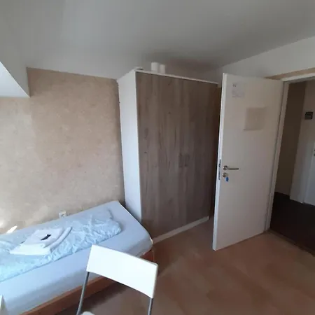 Auberge de jeunesse 2-rent Group Rooms&apartments Eve168