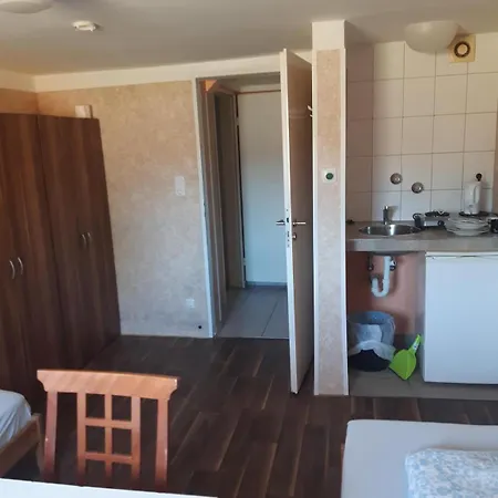 2-rent Group Rooms&apartments Eve168 Auberge de jeunesse