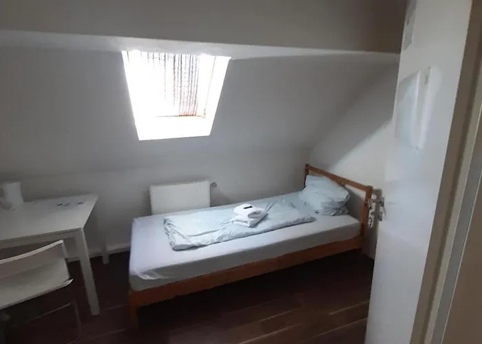Hostal 2-rent Group Rooms&apartments Eve168 *